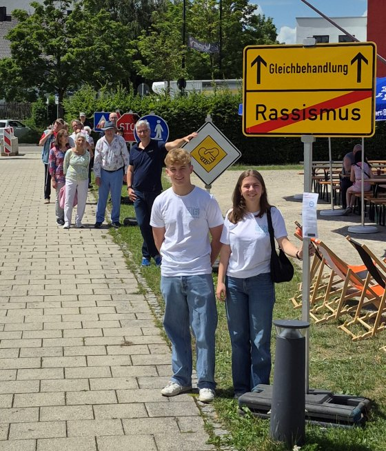 Kunstprojekt: Verkehrsschilder der Gerechtigkeit
